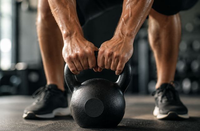 Gros plan sur un effort de musculation